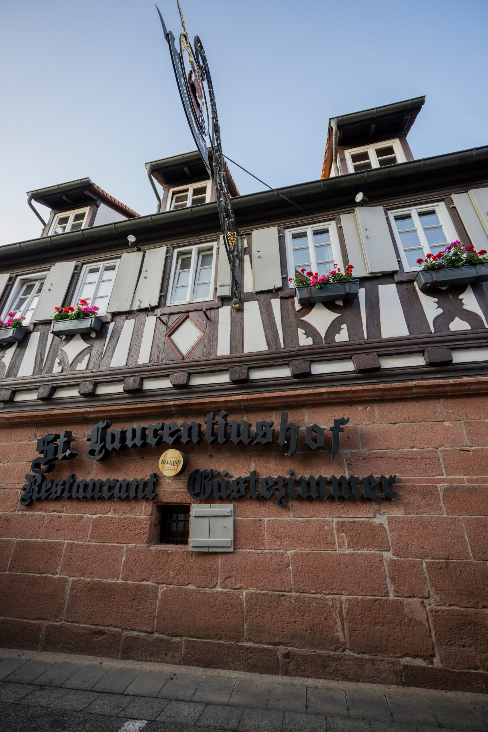 Blick in den Speisesaal des Schockes Laurentiushof – Tischdekoration und Ambiente in Birkweiler