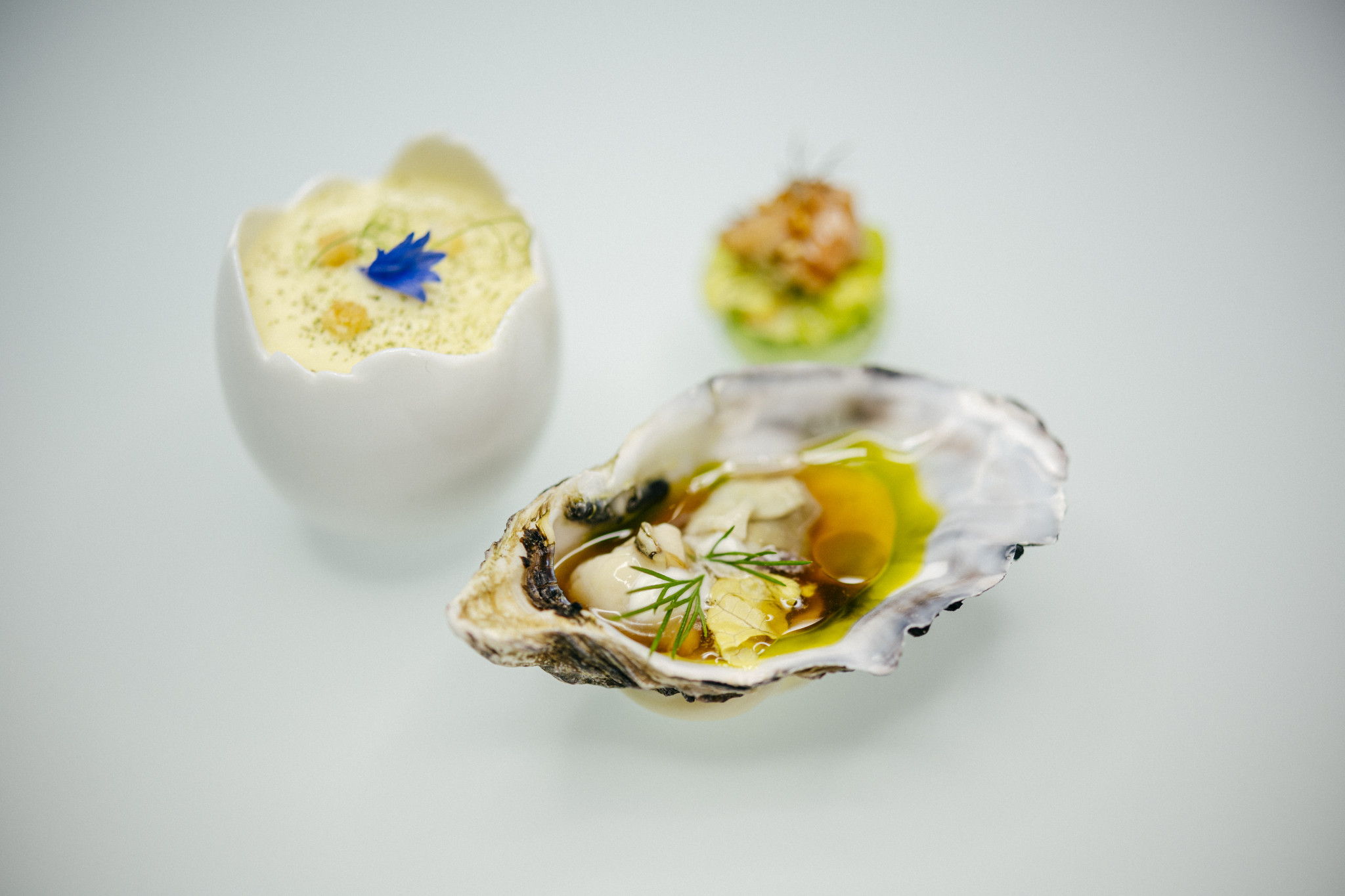 Drei kunstvoll angerichtete Amuse-Bouches im Sternerestaurant Schockes Laurentiushof in der Pfalz