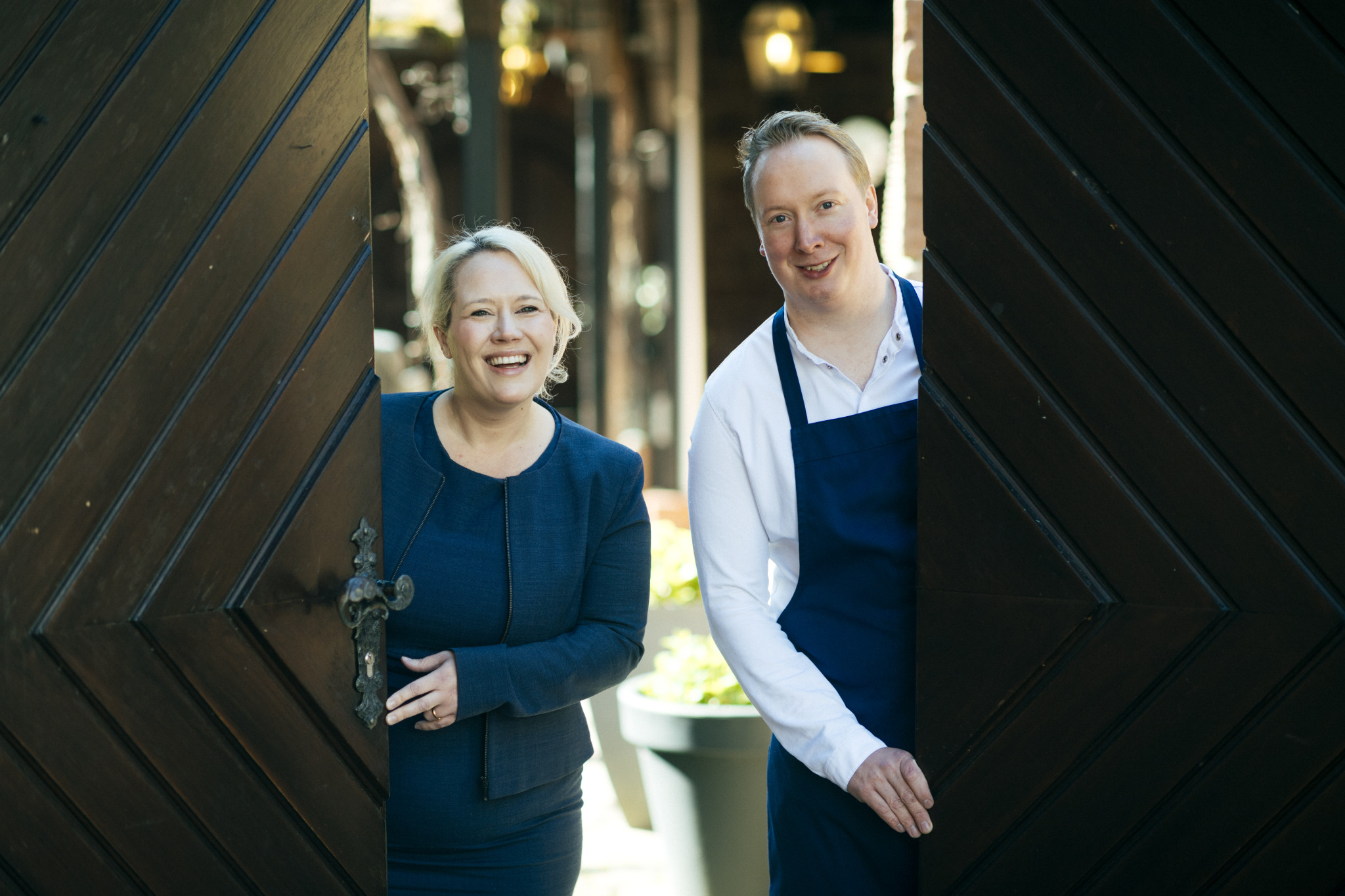 Gastgeberpaar Lara und Maximilian Schocke am Eingang des Laurentiushofs in Birkweiler